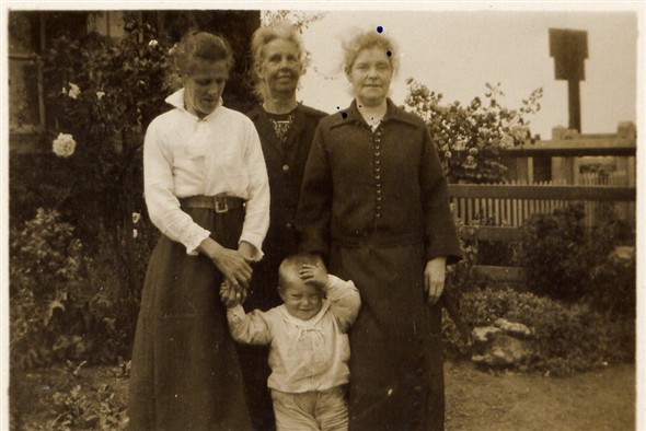 Photo:The "Three Sisters" - my Gran, her eldest sister Annie,and her middle sister Sophia, with Uncle Charlie - Gran's youngest child.