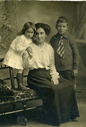 Photo:Frederick, Florence and an unknown c1898