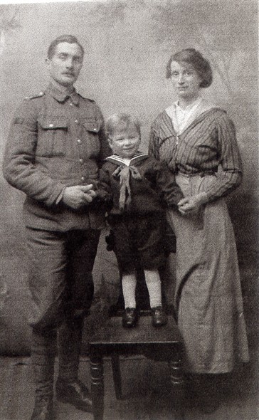 Photo:George and Mabel Packham, with their son George