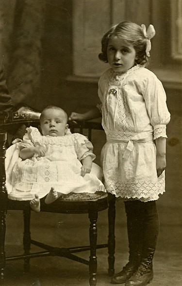 Photo:Kathleen and Ivy Stoner, c.1916